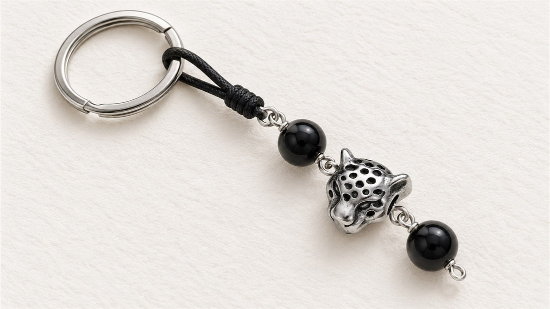 Porte-clés motif léopard et cordon perlé : apprêt acier inoxydable léopard et onyx