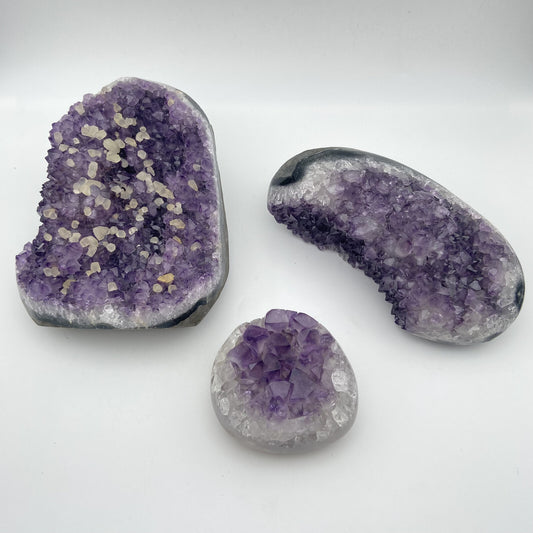 Lot de 3 Améthystes Brutes - Bords Polis n°2 - 2,970 kg