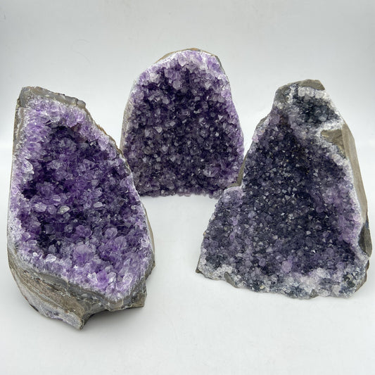 Lot de 3 Améthystes Brutes - Base Sciée n°6 - 3,550 kg