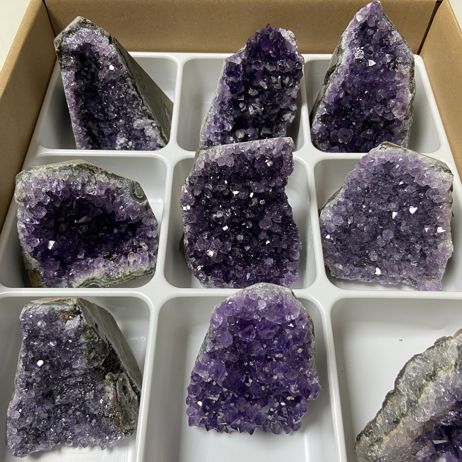 Lot de 12 Améthystes Brutes - Base Sciée n°6 - 4,650 kg