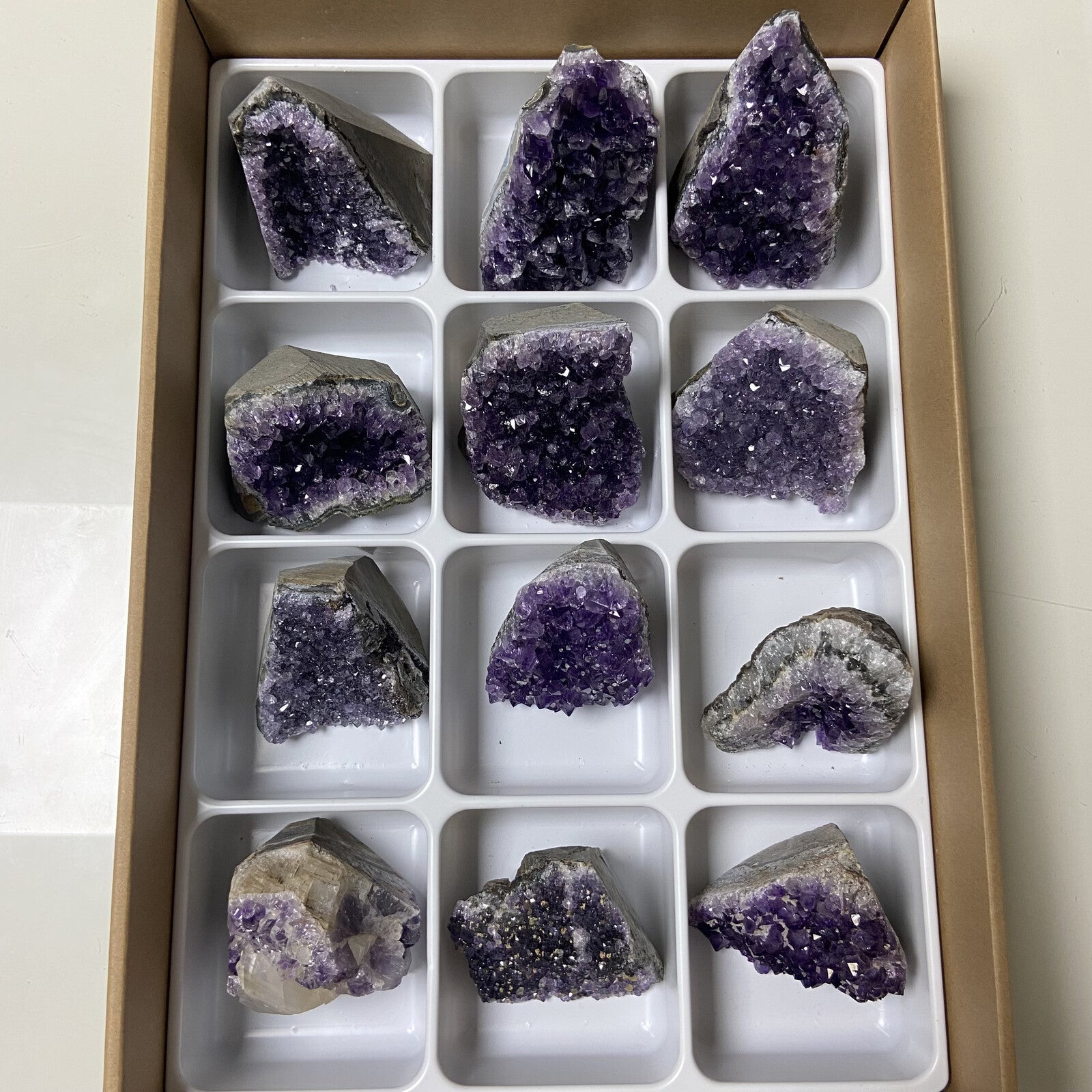 Lot de 12 Améthystes Brutes - Base Sciée n°6 - 4,650 kg