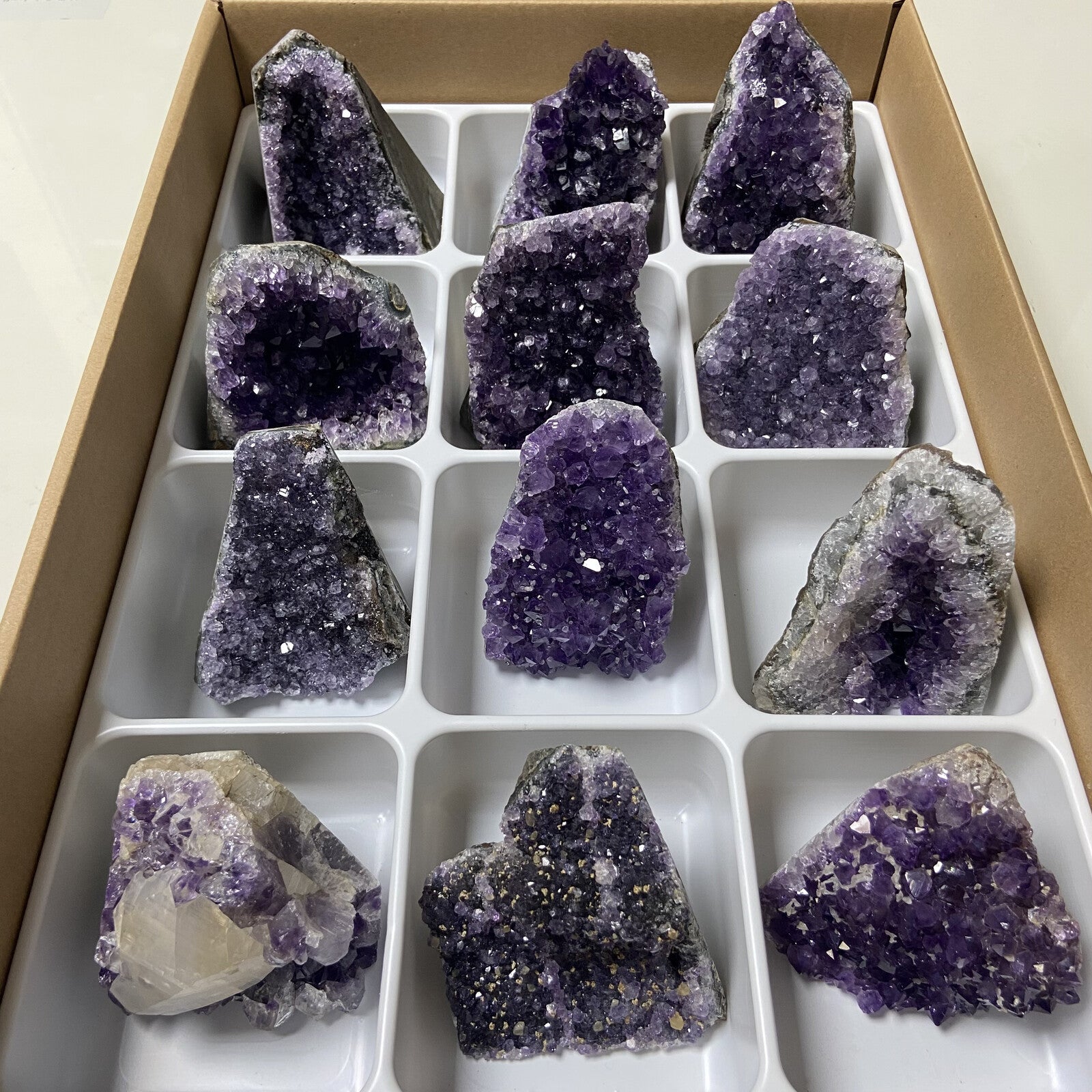 Lot de 12 Améthystes Brutes - Base Sciée n°6 - 4,650 kg