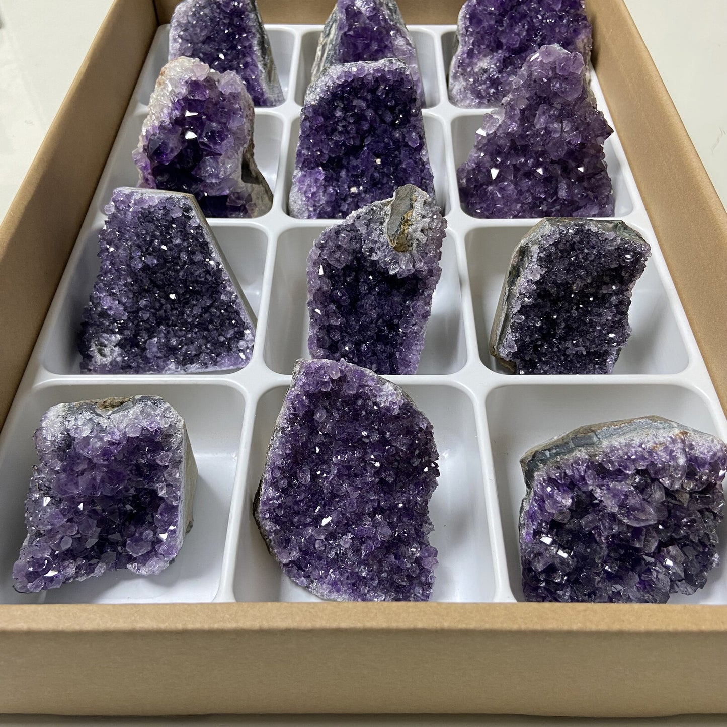 Lot de 12 Améthystes Brutes - Base Sciée n°7 - 4,980 kg