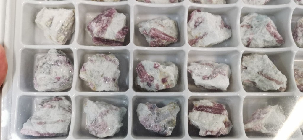 Flat/carton 24 pièces - Tourmaline rose sur quartz