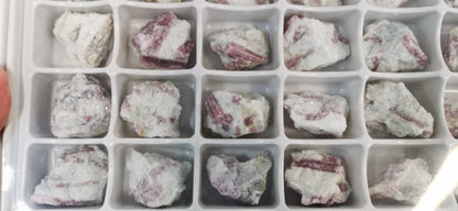 Flat/carton 24 pièces - Tourmaline rose sur quartz