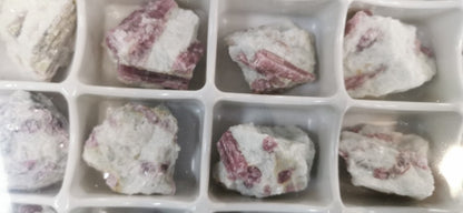 Flat/carton 24 pièces - Tourmaline rose sur quartz