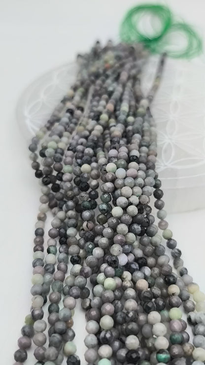 Rang de perles facettées - Emeraude sur quartz (4 mm)