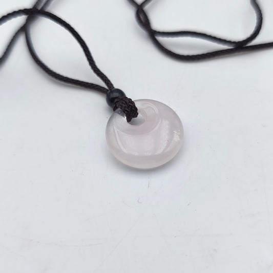 Pendentif rond 2 cm avec son cordon - Quartz rose