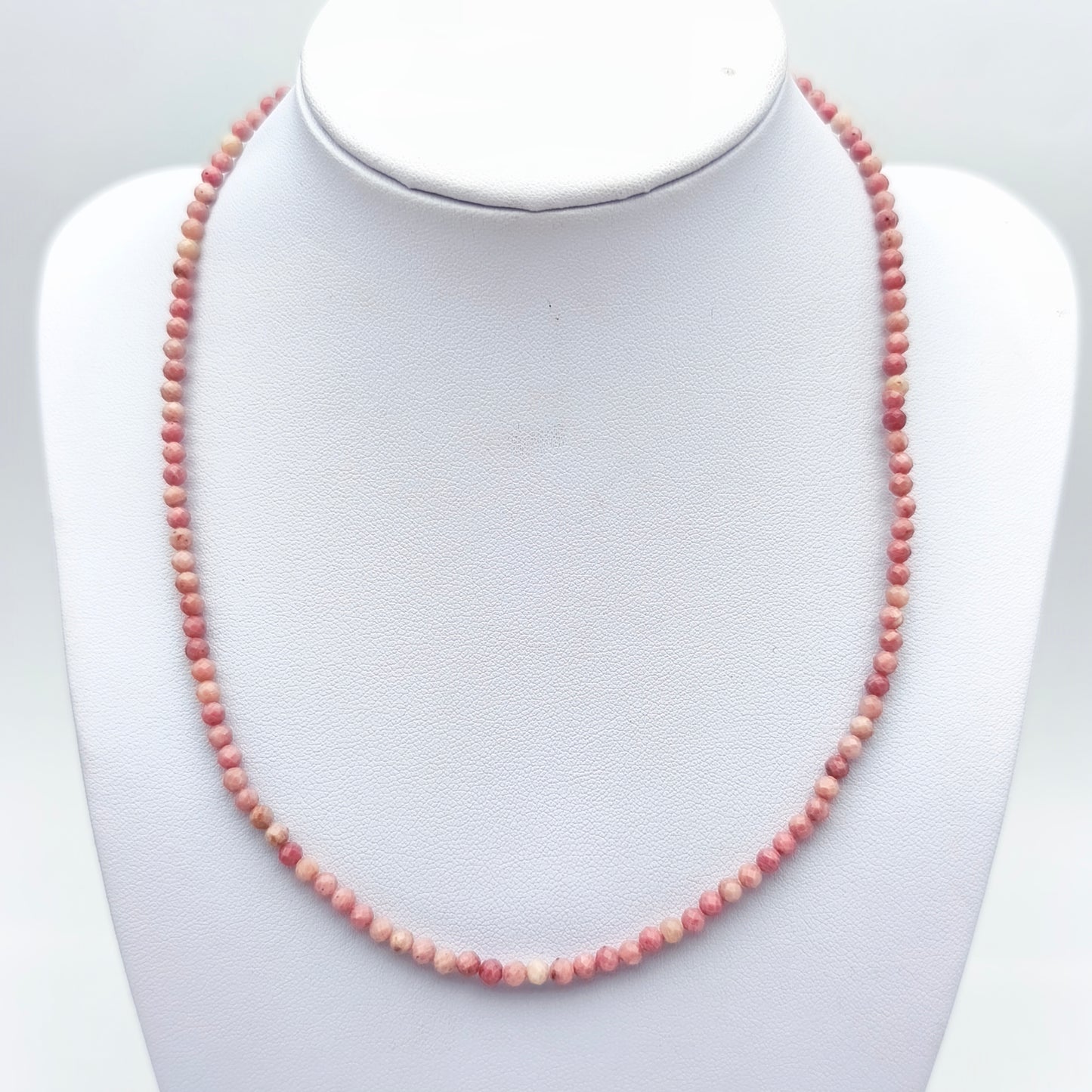 Collier perles facettées - Rhodonite (3 mm) - finition dorée