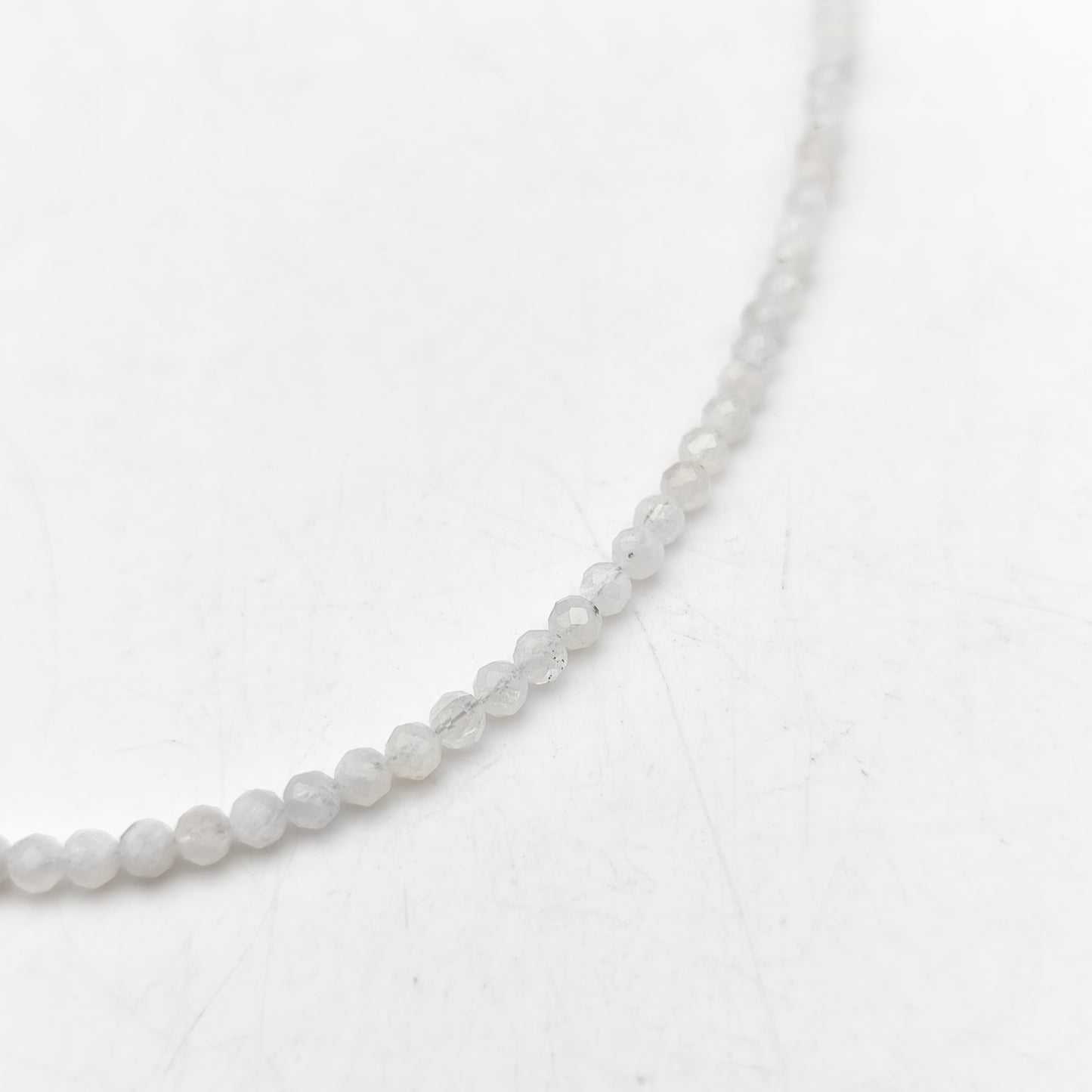 Halskette mit facettierten Perlen - Weißer Mondstein (3 mm)