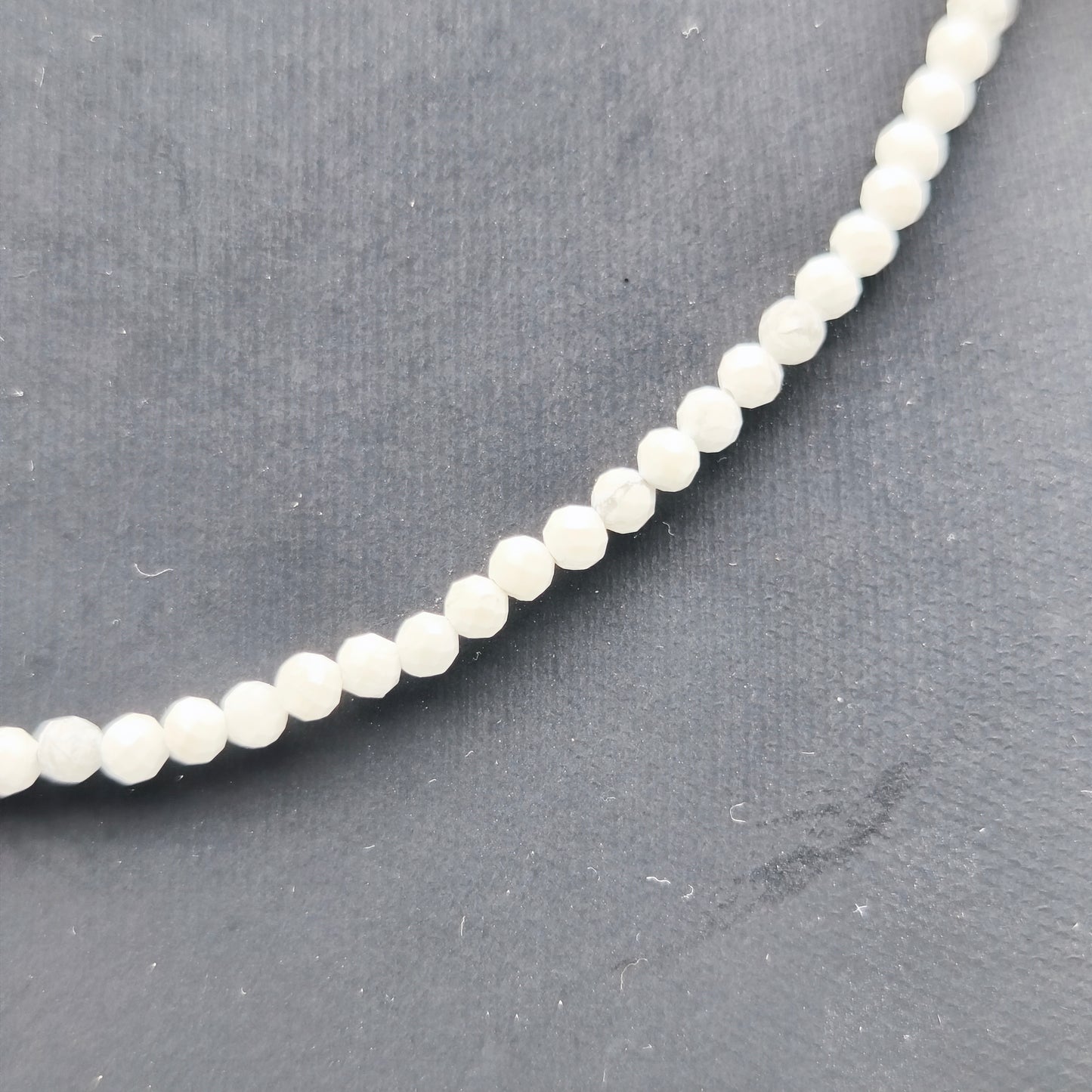 Collier perles facettées - Howlite (3 mm)