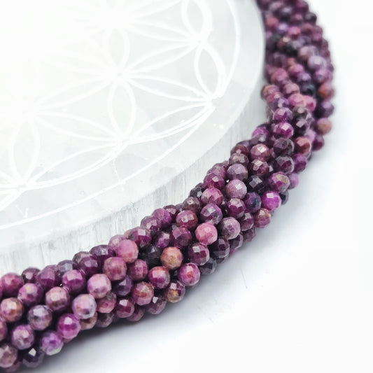 Rang de perles facettées - Rubis (4 mm)
