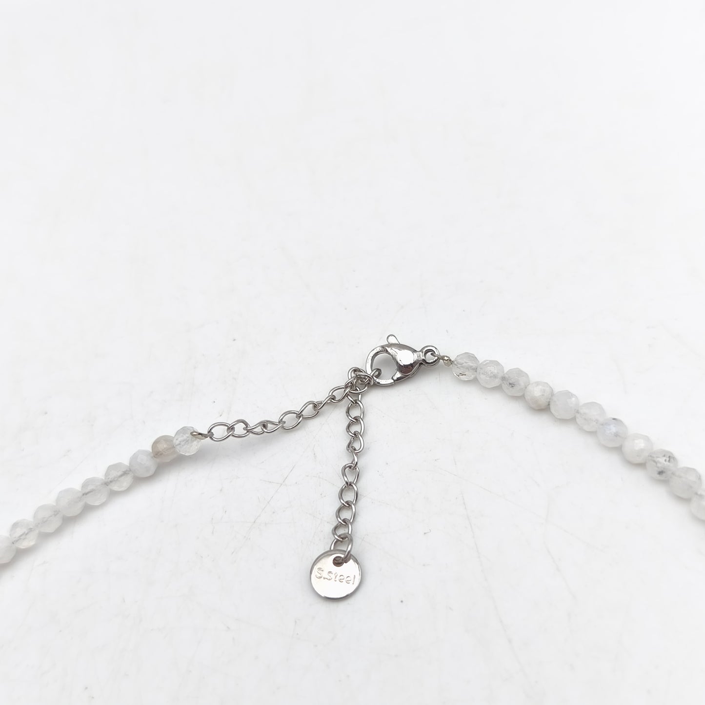 Halskette mit facettierten Perlen - Weißer Mondstein (3 mm)