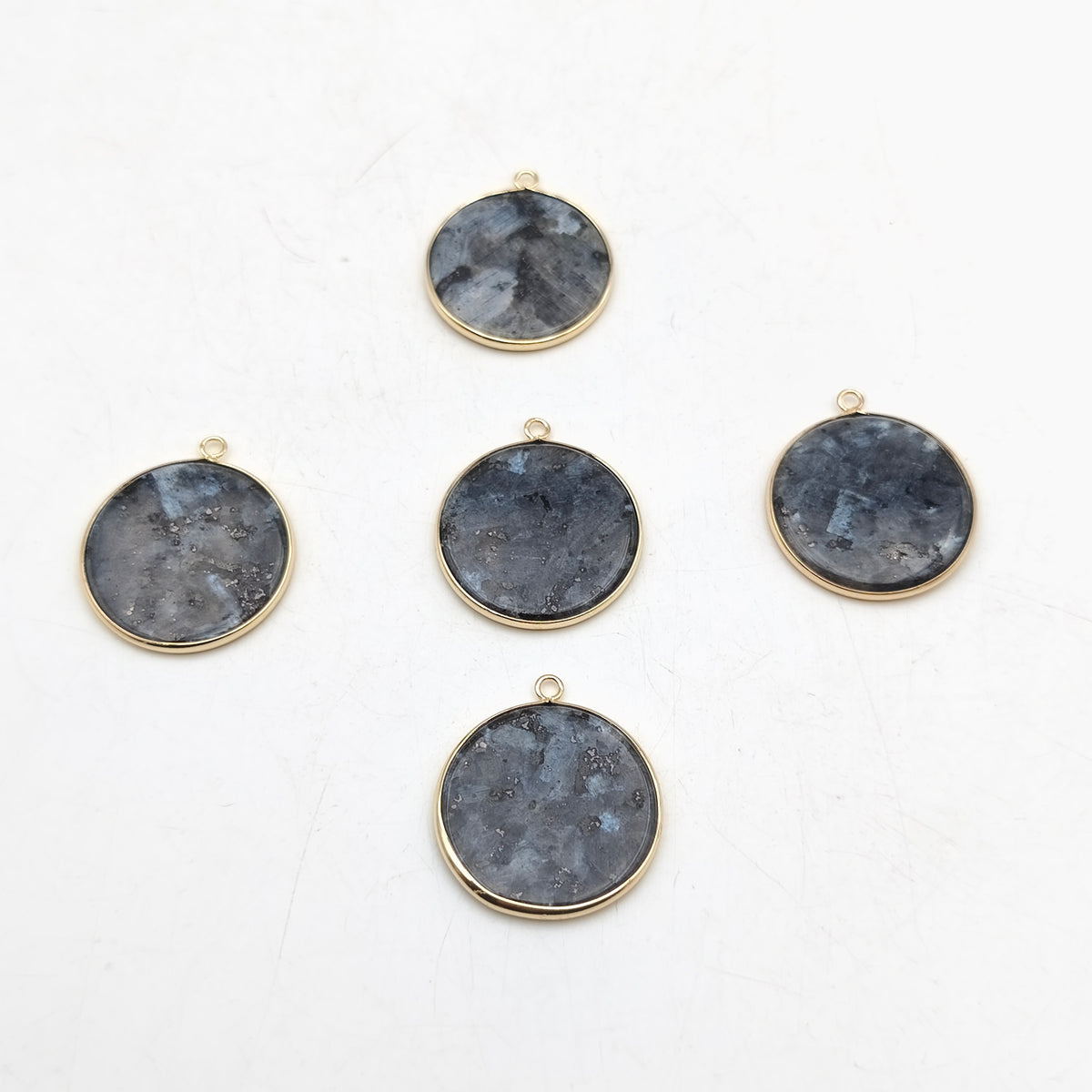 Pendentif rond serti Larvikite