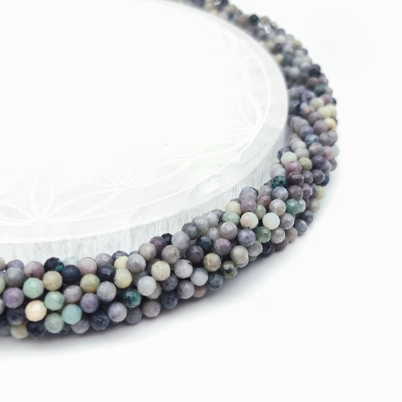 Rang de perles facettées - Emeraude sur quartz (4 mm)