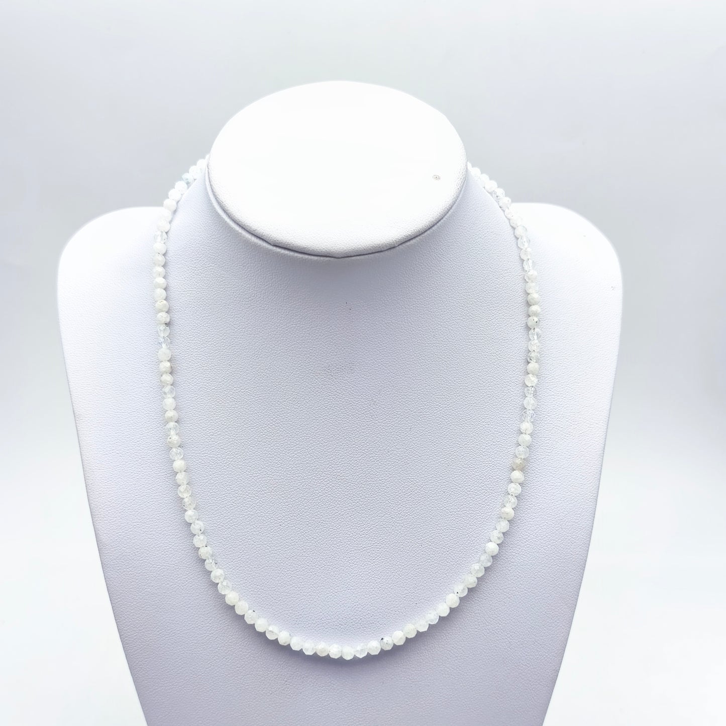 Halskette mit facettierten Perlen - Weißer Mondstein (3 mm)