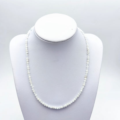 Halskette mit facettierten Perlen - Weißer Mondstein (3 mm)