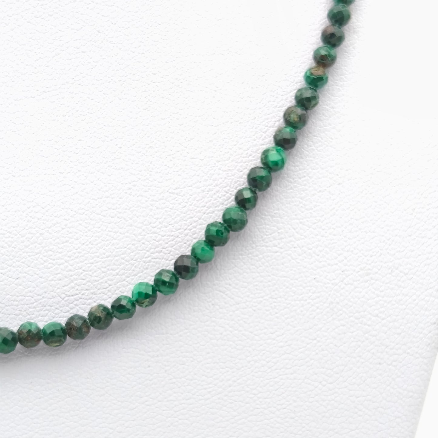 Collier perles facettées - Malachite (3 mm)