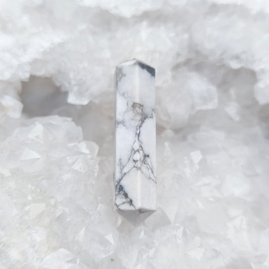 Pointe Biterminée - Howlite (4/5 cm)