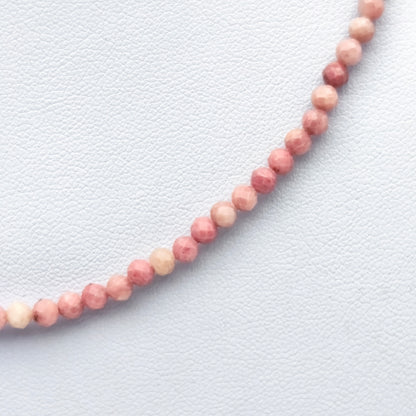 Collier perles facettées - Rhodonite (3 mm) - finition dorée