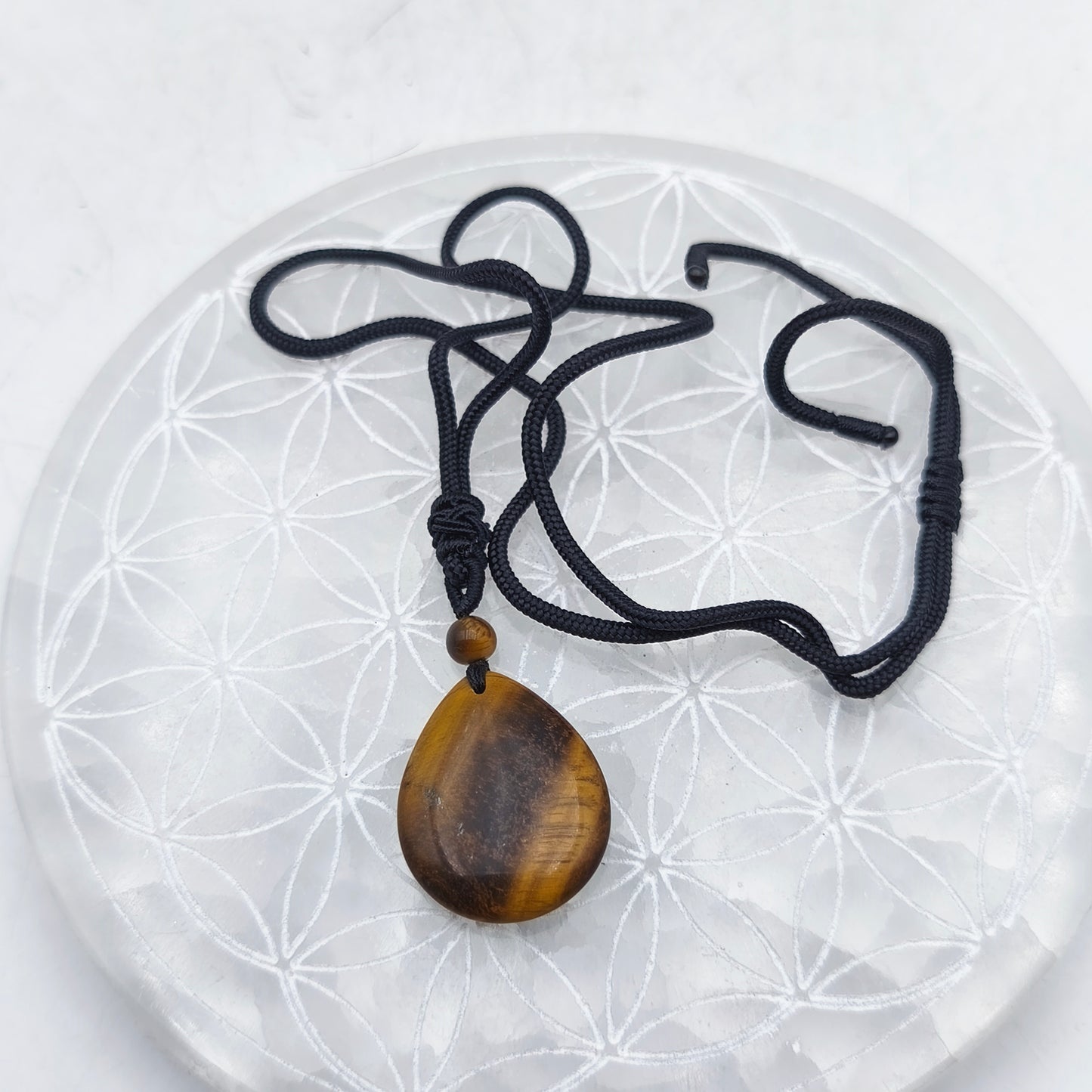 Pendentif poire avec son cordon - Oeil de tigre