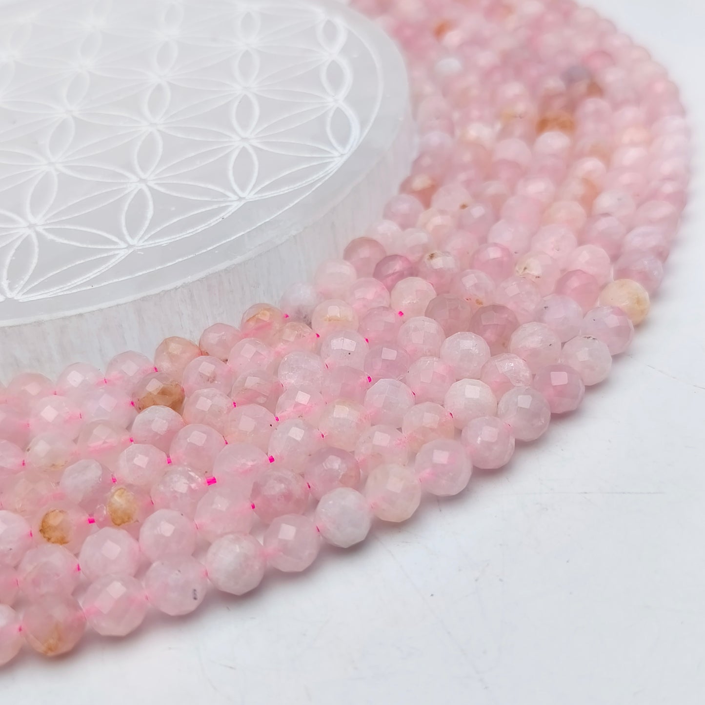 Rang de perles facettées - Quartz hématoïde rose (8 mm)
