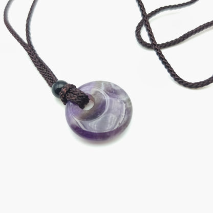 Runder Anhänger 2 cm mit Kordel – Natur-Amethyst