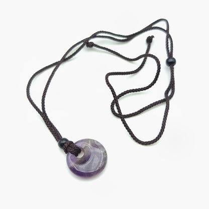 Runder Anhänger 2 cm mit Kordel – Natur-Amethyst