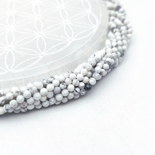 Rang de perles facettées - Howlite (4 mm)