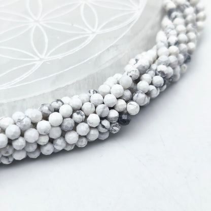 Rang de perles facettées - Howlite (4 mm)
