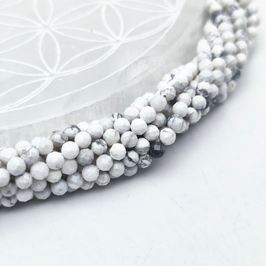 Rang de perles facettées - Howlite (4 mm)