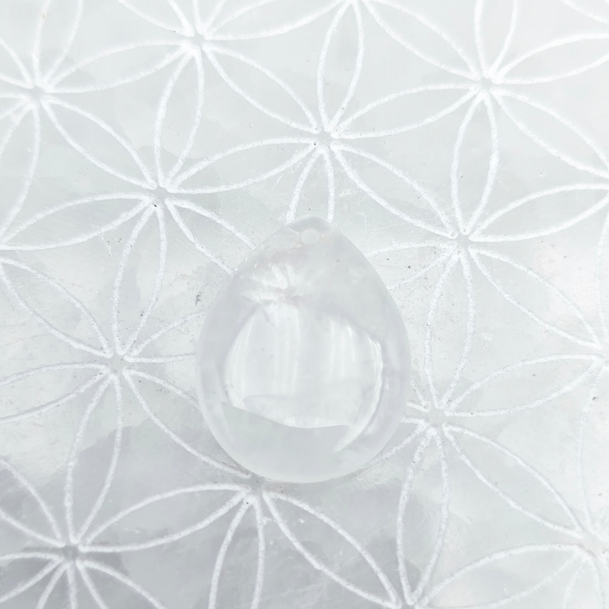 Pendentif goutte perçé Taille M 30 x 25 mm. - Cristal de roche