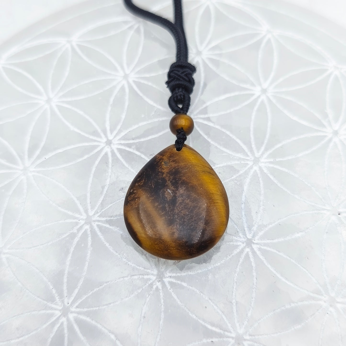 Pendentif poire avec son cordon - Oeil de tigre