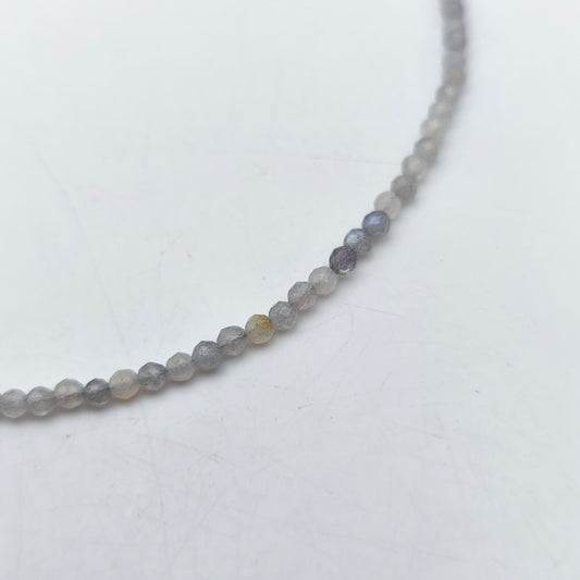 Collier perles facettées -  Labradorite naturelle (3 mm)