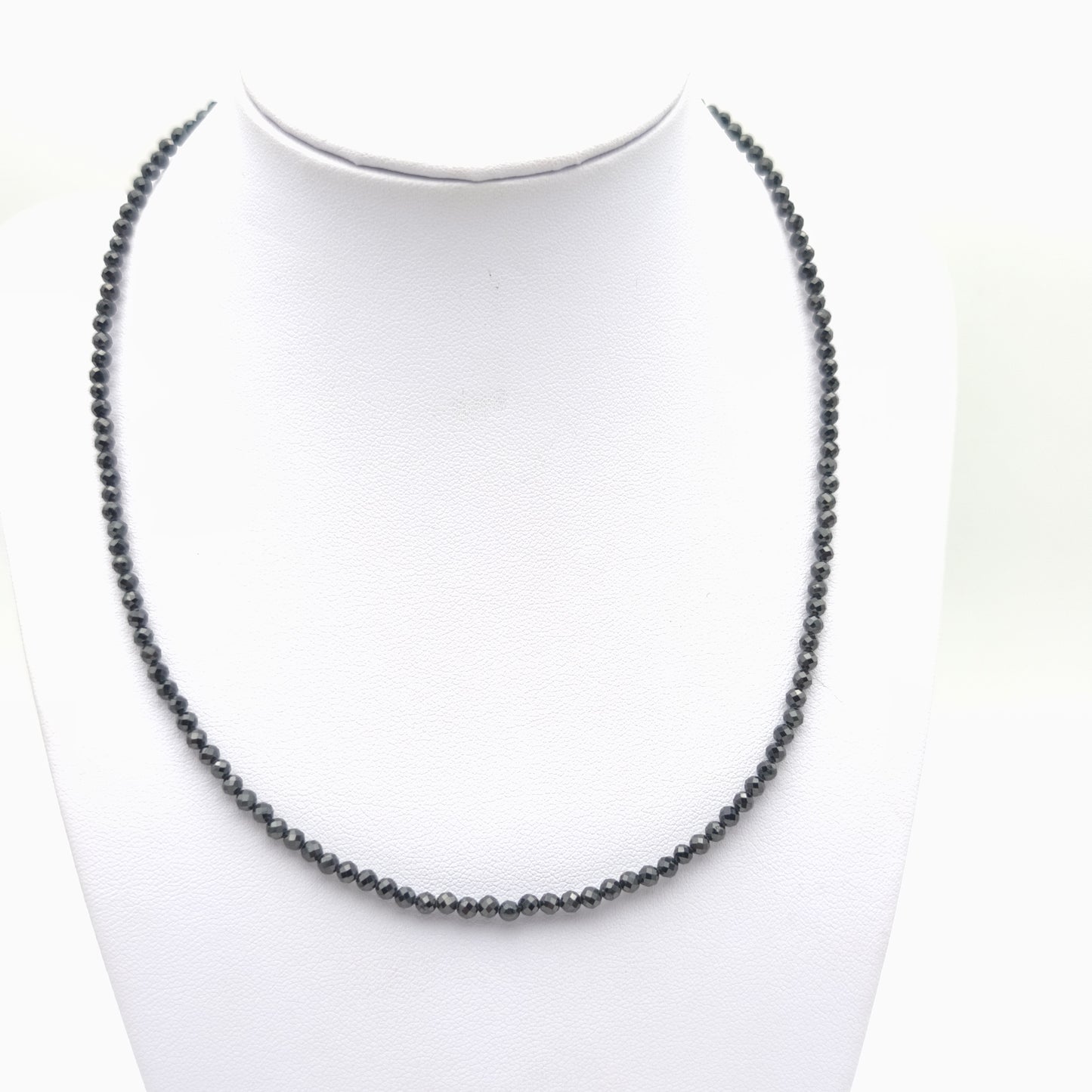 Collier perles facettées - Spinelle (3 mm)