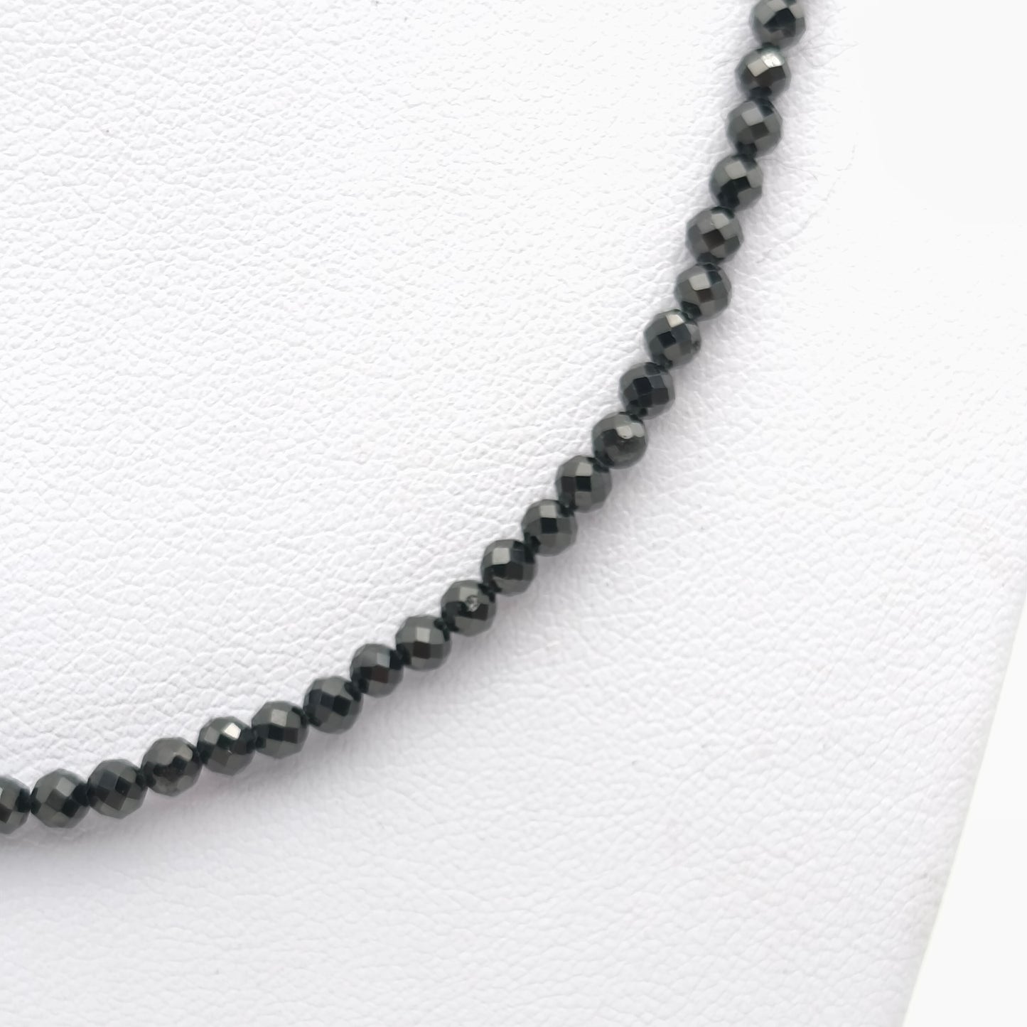 Collier perles facettées - Spinelle (3 mm)