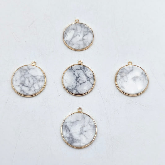Pendentif rond serti Howlite